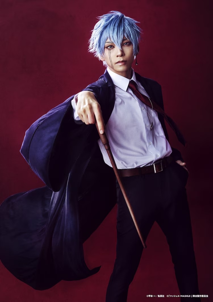 A character visual of actor Ryoga Ishikawa in full costume and makeup as Lance Crown in the upcoming MASHLE: MAGIC AND MUSCLE stage play.