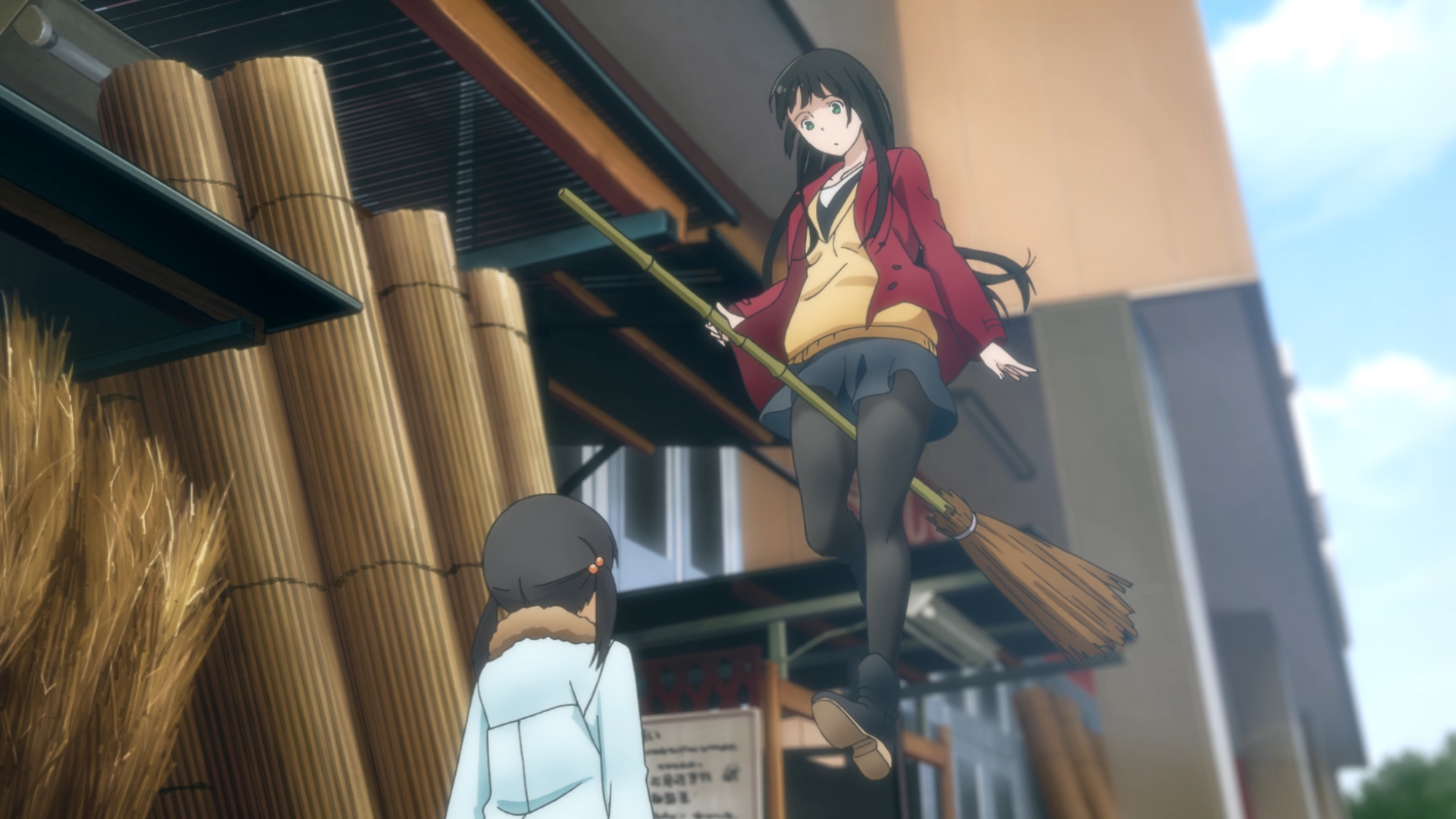 Makoto impresiona inadvertidamente a Chinatsu mientras prueba una escoba de bambú por sus cualidades flotantes en una escena del anime de televisión Flying Witch.