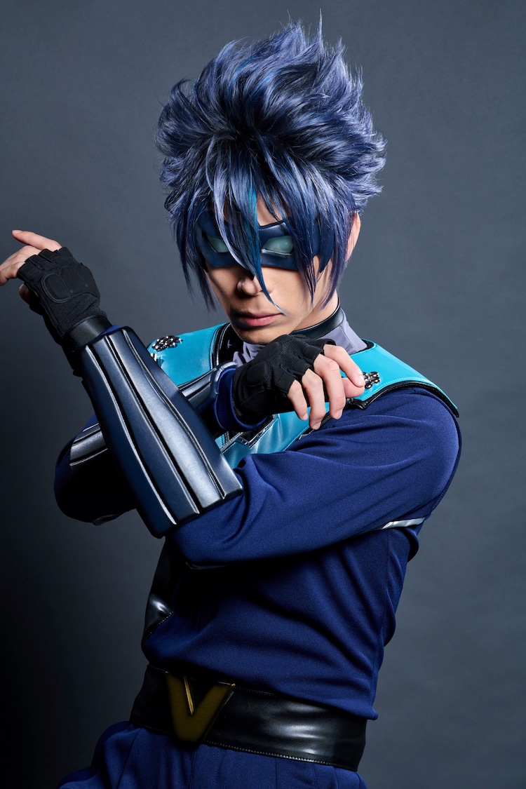 Ein Promo-Foto von Schauspieler Keishu Kato in vollem Kostüm und Make-up als Nightwing aus dem kommenden Bühnenstück von Batman Ninja The Show.