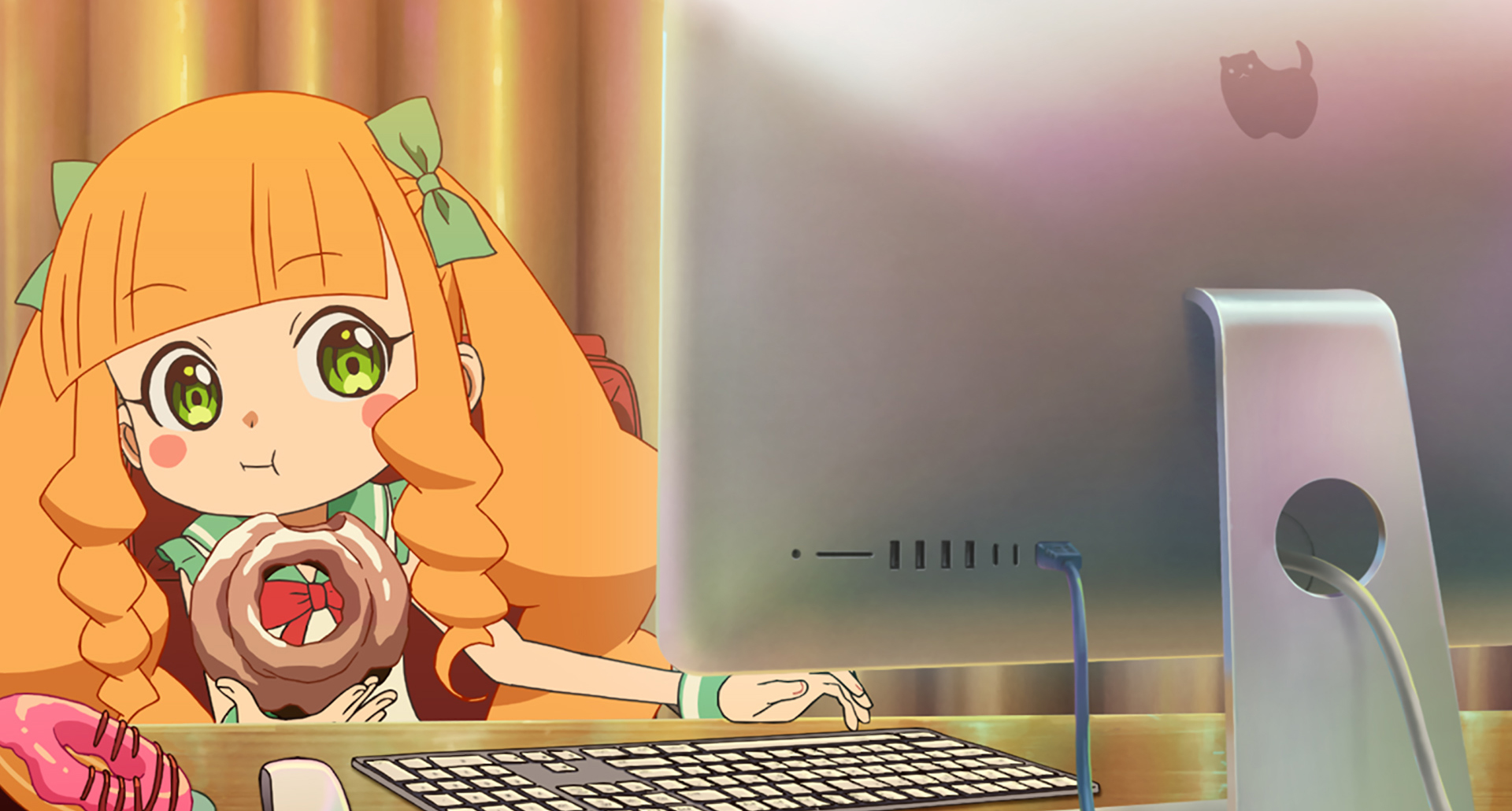Pompo knabbert an einem Donut, während sie Filmmaterial auf ihrem PC in einer Szene aus dem Anime-Kinofilm Pompo the Cinephile bearbeitet.
