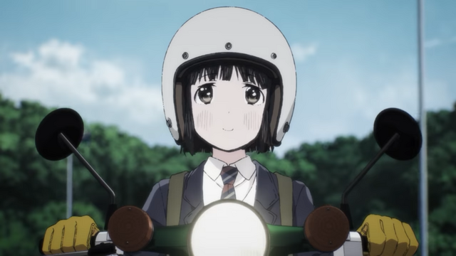 Koguma, ein Highschool-Mädchen, genießt eine angenehme Fahrt mit ihrem Honda Super Cub Mini-Motorrad in einer Szene aus dem kommenden Super Cub TV-Anime.