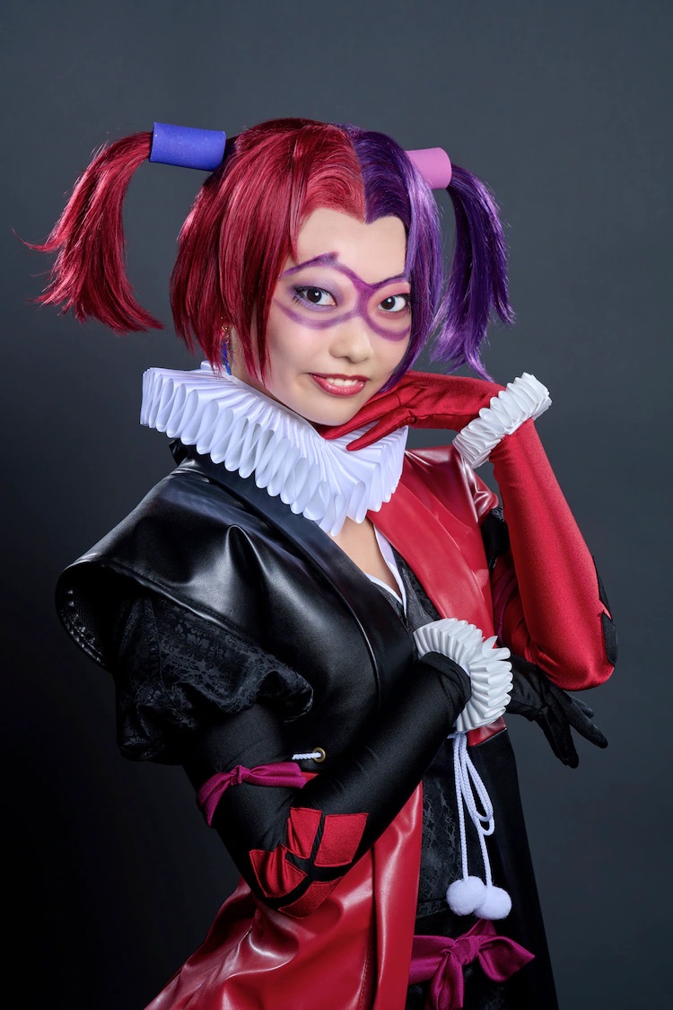 Ein Promo-Foto von Schauspieler Sakura Andou in vollem Kostüm und Make-up als Harley Quinn aus dem kommenden Bühnenstück von Batman Ninja The Show.