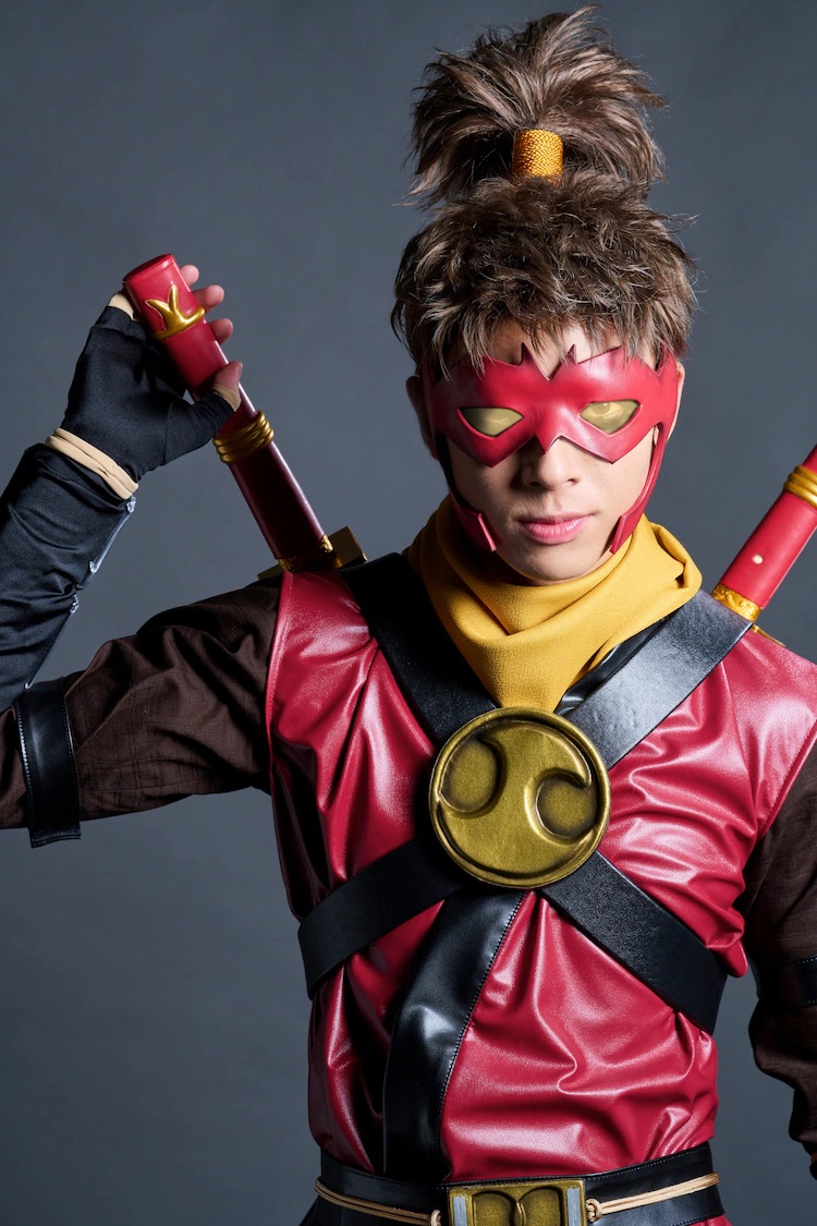 Ein Promo-Foto des Schauspielers Ryuhei Nishihara in vollem Kostüm und Make-up als Red Robin aus dem kommenden Bühnenstück von Batman Ninja The Show.