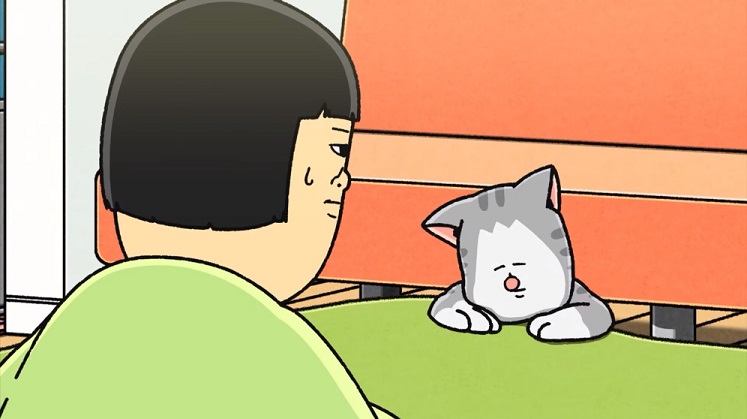 Mameko starrt ihre Katze an, die in einer Szene aus der kommenden 2. Staffel des TV-Animes Mamekichi Mameko NEET no Nichijou unter dem Sofa herumlungert.