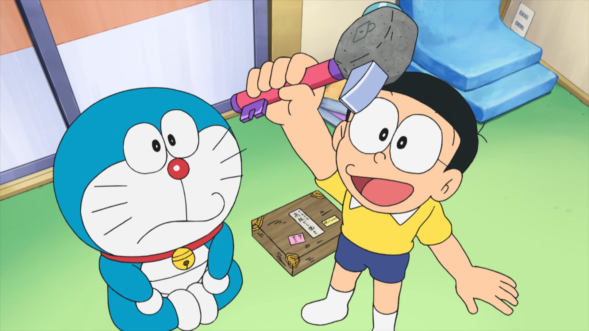 Mientras Doraemon mira nerviosamente, Nobita florece un invento de martillo de roca en una escena del anime de televisión Doraemon.