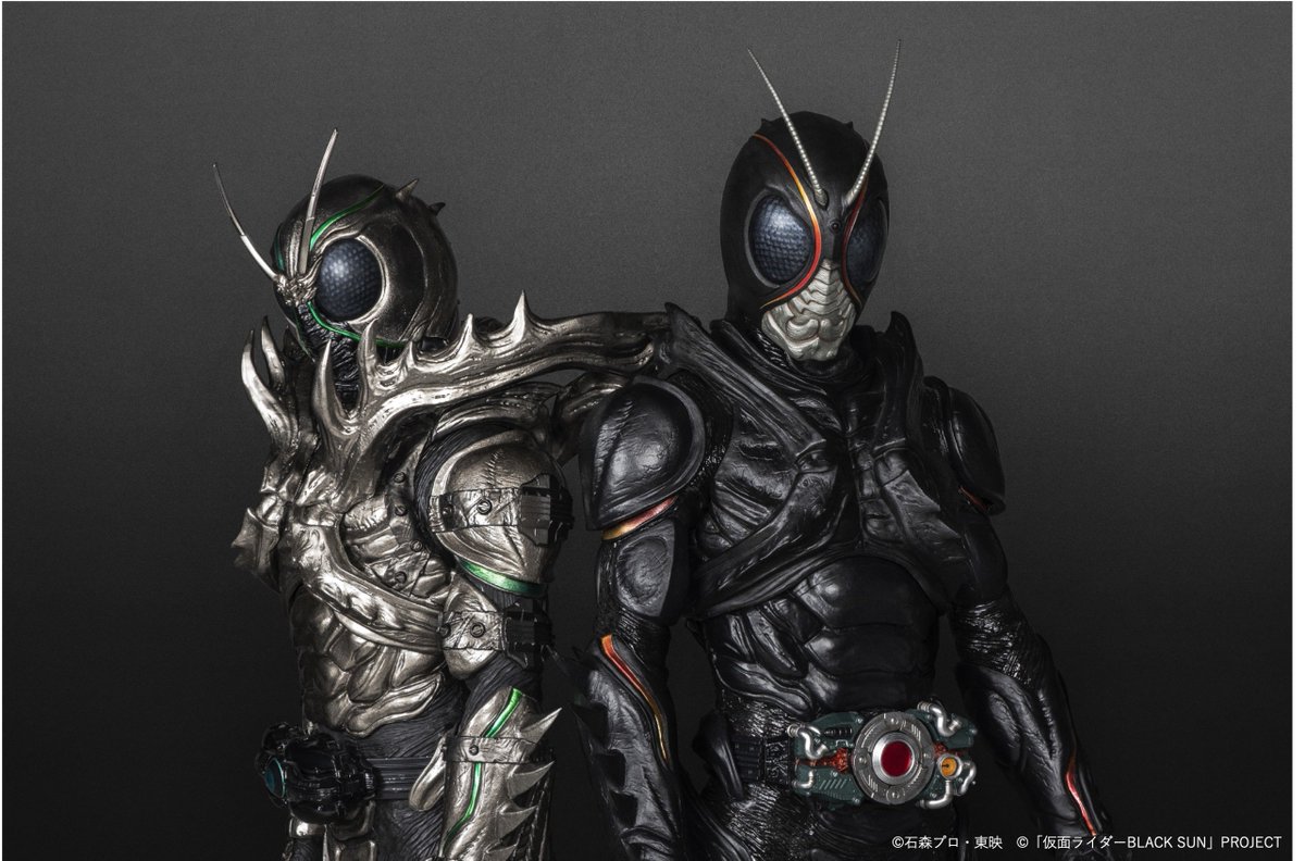 Ein Werbebild von Kamen Rider Shadow Moon und Kamen Rider Black Sun aus der kommenden Tokusatsu-Live-Action-TV-Serie Kamen Rider BLACK SUN.