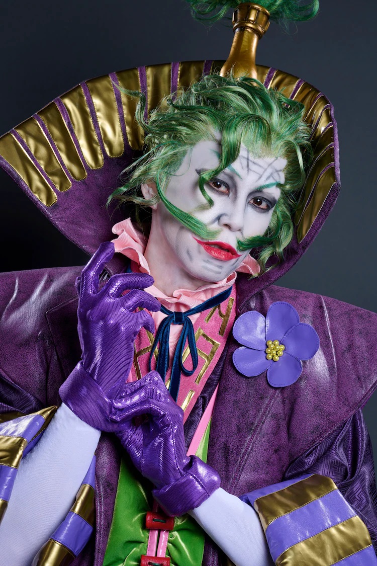 Ein Promo-Foto des Schauspielers Ko Hosokawa in vollem Kostüm und Make-up als Joker aus dem kommenden Bühnenstück von Batman Ninja The Show.