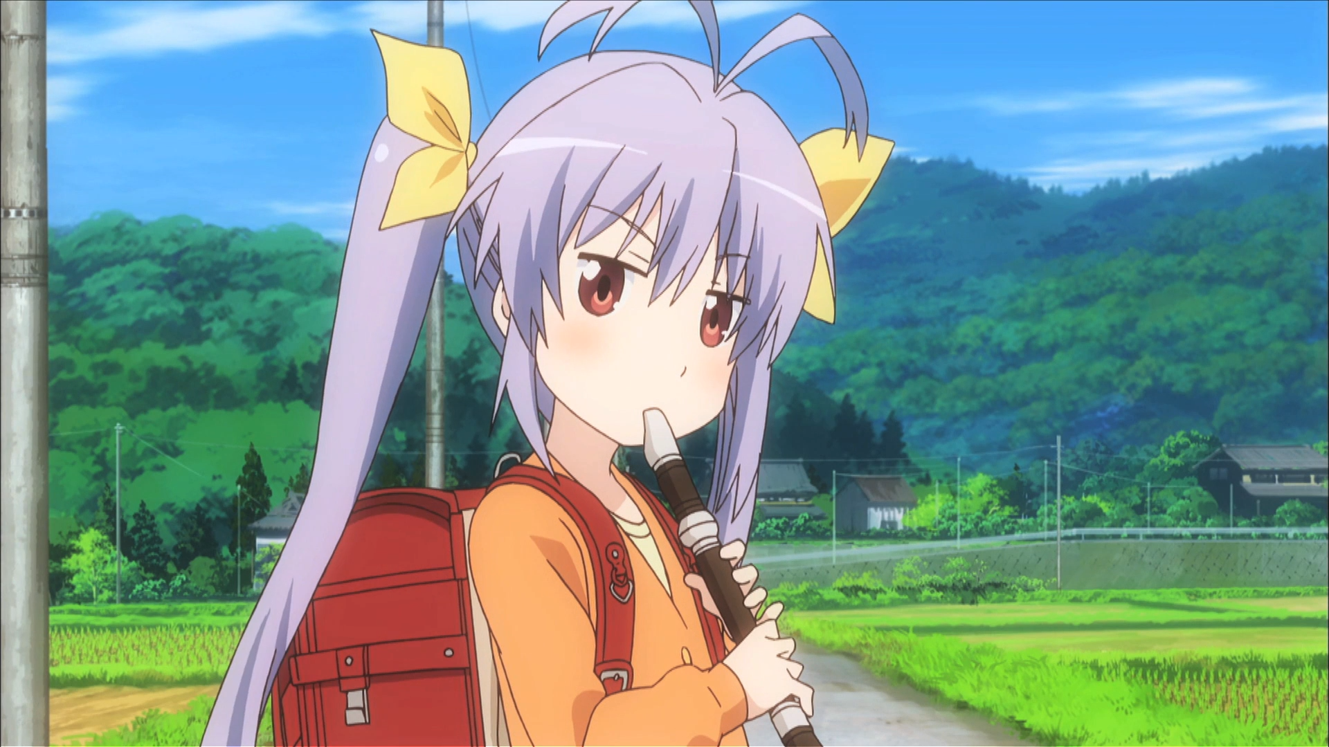 Renge spielt den Recorder mit einem misstrauischen Gesichtsausdruck in einer Szene aus dem Non Non Biyori TV-Anime.