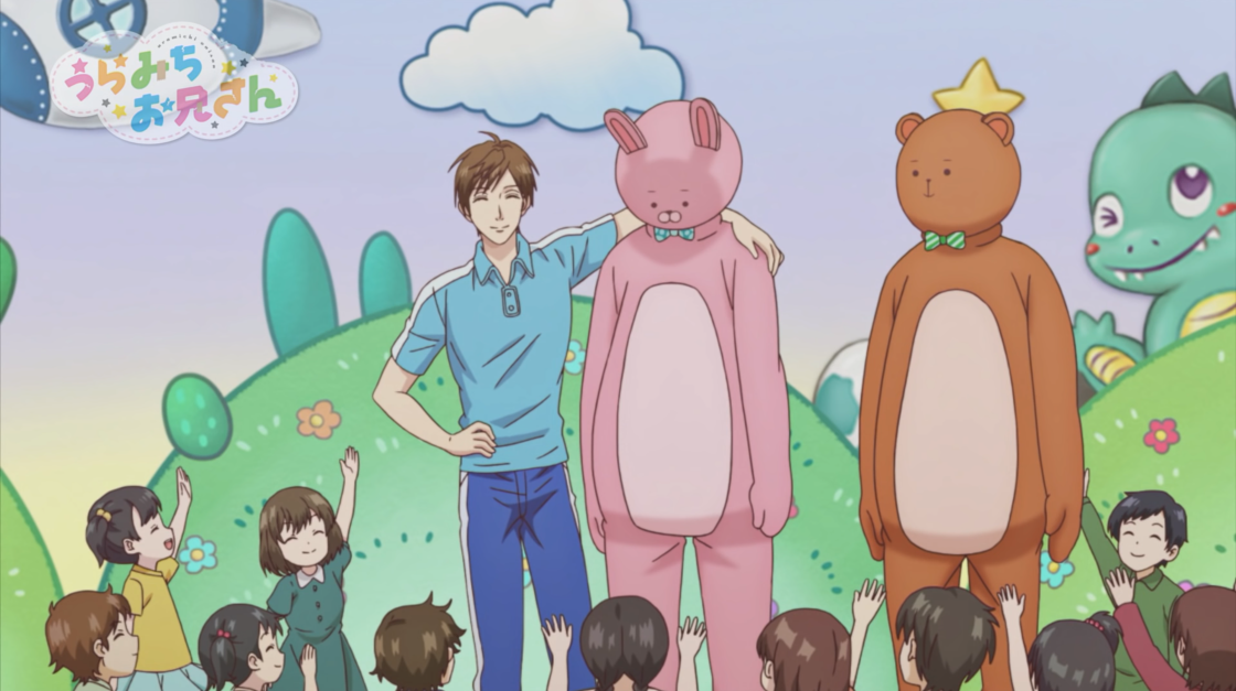 Der Fitnesstrainer Uramichi Oniisan und die kostümierten Maskottchen Usao-kun und Kumao-kun unterhalten eine Gruppe von Kindern für das Fernsehprogramm Together with Maman in einer Szene aus dem kommenden TV-Anime Uramichi Oniisan.