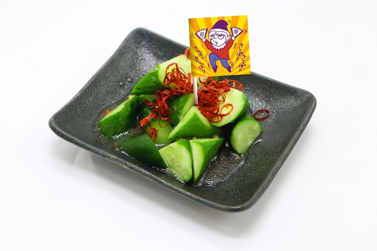 Ein Werbebild des erfrischenden Gurkengerichts der Erfrischenden Fee aus dem bevorstehenden MAGICAL CIRCLE GURU-GURU-Kooperationscafé in Tokio.