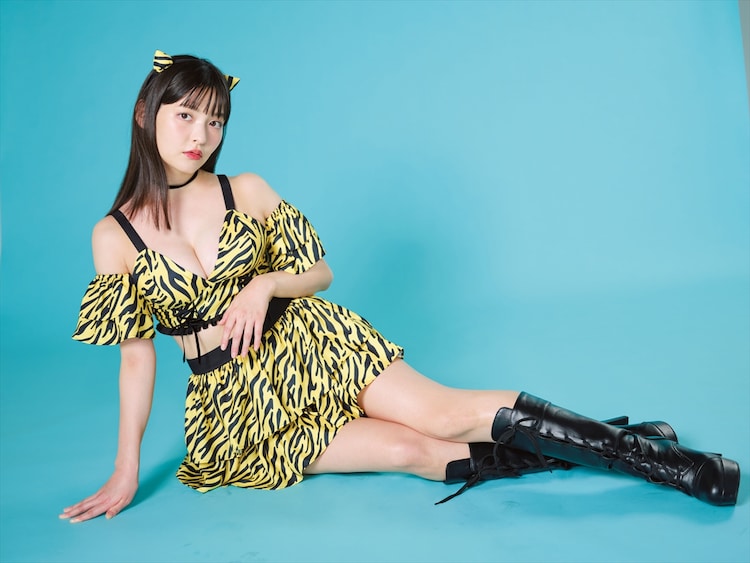 A promotional photo of voice actor Sumire Uesaka dressed in cosplay as her character, Lum, from the upcoming Urusei Yatsura TV anime. The photo is from a photo shoot for Issue 45 of the 2022 volume of Weekly Shonen Sunday magazine, published in Japan by Shogakukan. 