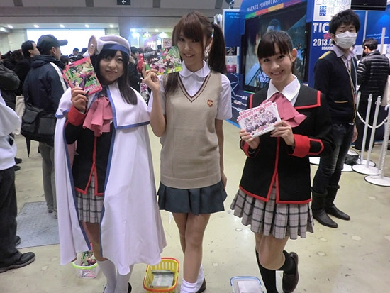 Crunchyroll - FEATURE: Comic Market 83 Industry Booth Cosplayers