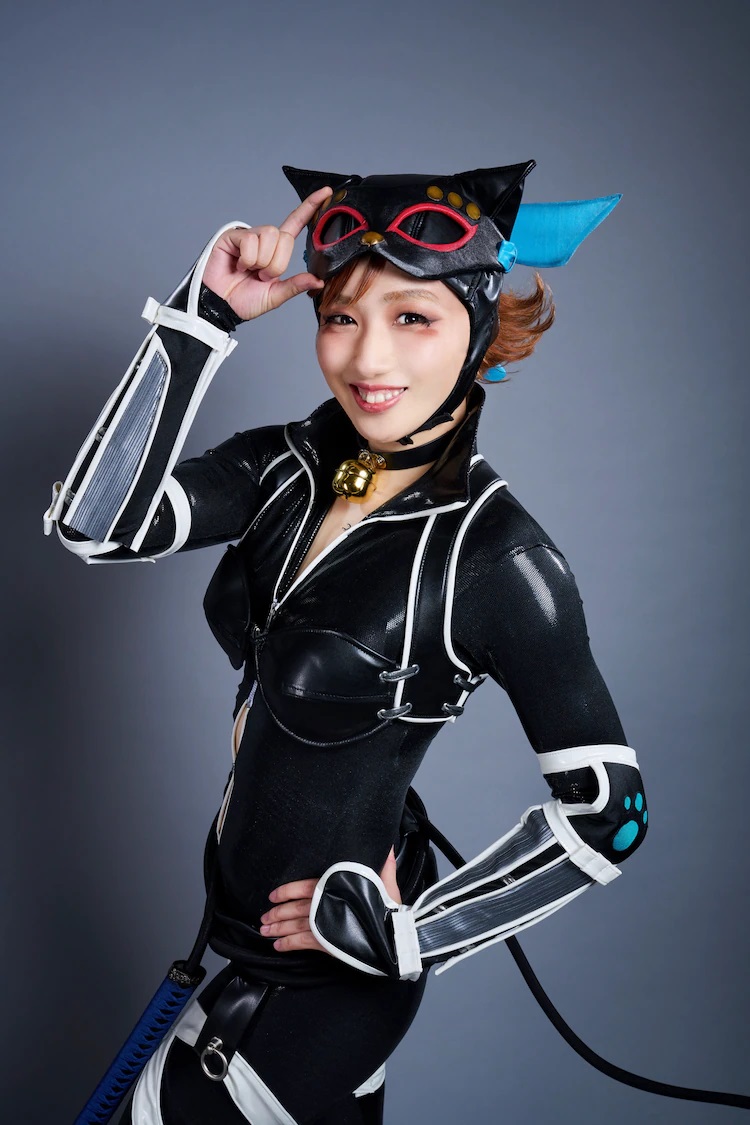 A promo photo of actor Ayami Suzuki in full costume and make-up as Catwoman from the upcoming Batman Ninja The Show stage play.