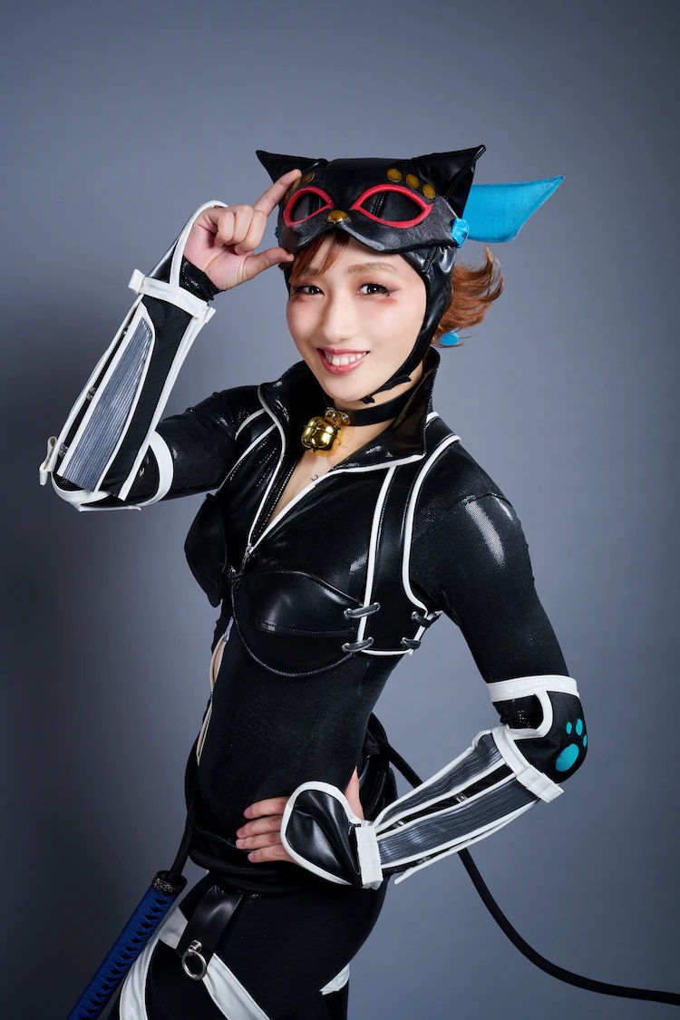 Ein Promo-Foto des Schauspielers Ayami Suzuki in vollem Kostüm und Make-up als Catwoman aus dem kommenden Bühnenstück von Batman Ninja The Show.