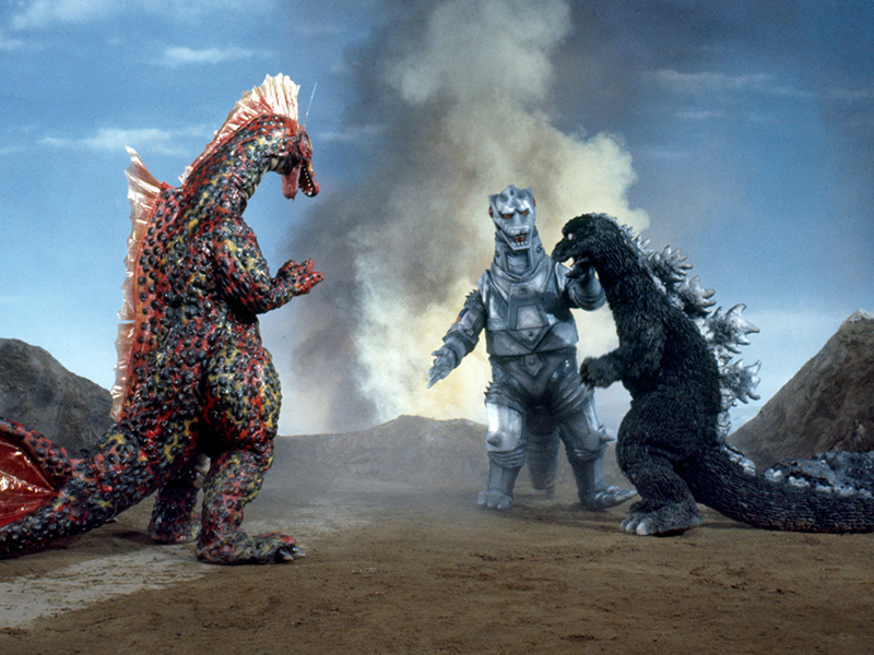 Titanosaurus, Mechagodzilla und Godzilla stehen sich am Set des Films Terror of Mechagodzilla von 1975 gegenüber.