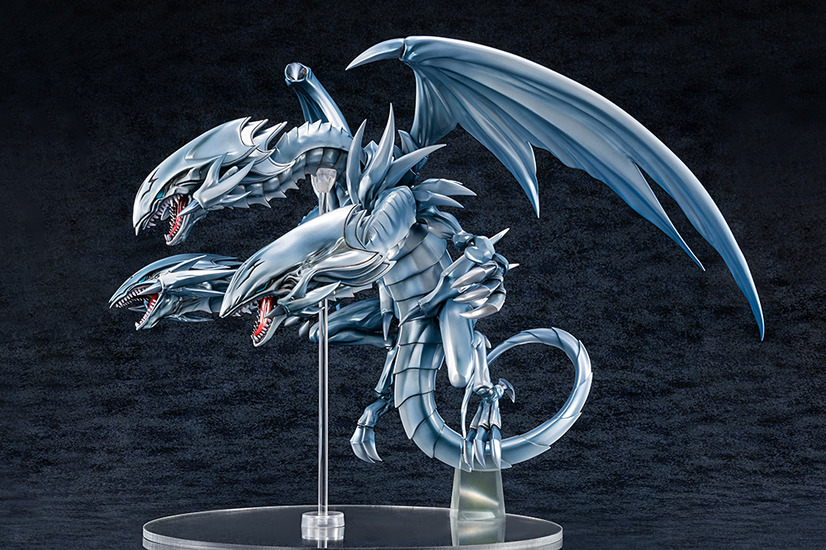 Ein Werbebild, das eine Profilansicht des Yu-Gi-Oh!  Duel Monsters Blue-Eyes Ultimate Dragon Figur aus dem KAIBA CORPORATION STORE.