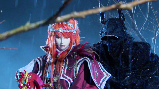 Lang Wu Yao wird in einer Szene aus Staffel 3 von Thunderbolt Fantasy von Visionen einer tragischen Vergangenheit einer mysteriösen, verhüllten Figur mit der Macht, durch die Zeit zu reisen, gequält.