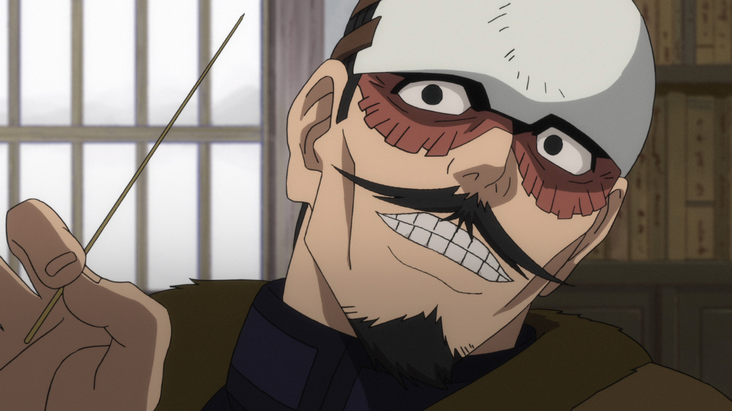 Lt. Tsurumi lächelt bedrohlich, während er in einer Szene aus dem TV-Anime Golden Kamuy einen hölzernen Dango-Spieß schwingt.
