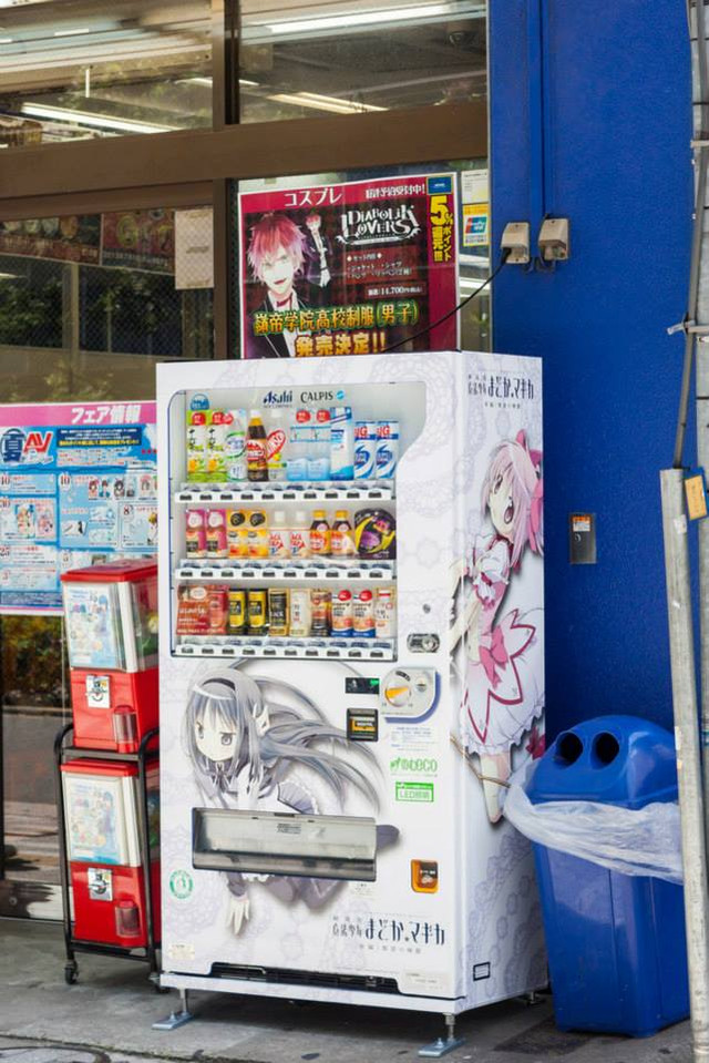 Crunchyroll - “Madoka Magica” Vending Machines in Akihabara