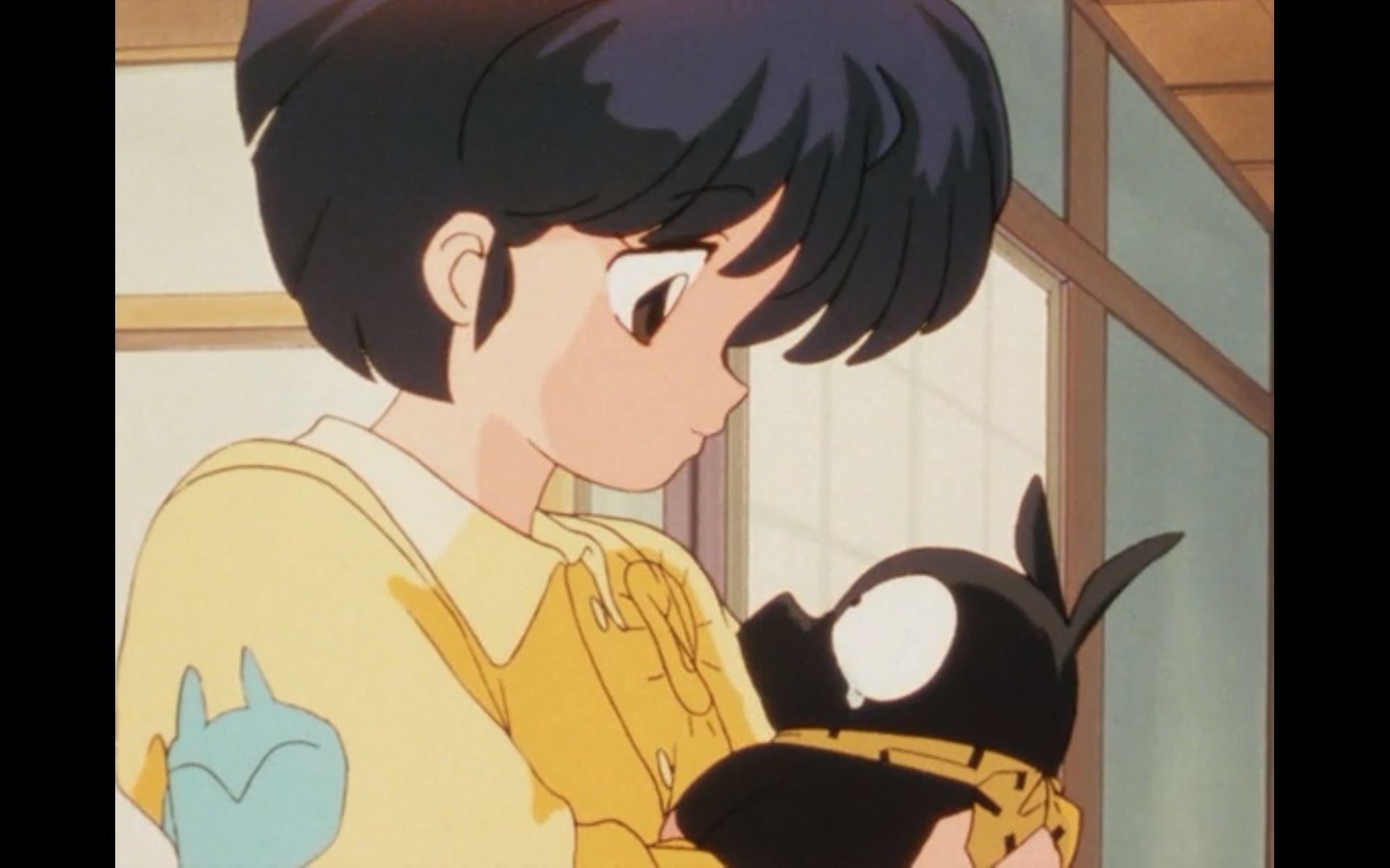 Akane Tendo kuschelt sich in einer Szene aus dem TV-Anime Ranma 1/2 an P-chan (heimlich Ryoga Hibiki in seiner verfluchten Ferkelgestalt).