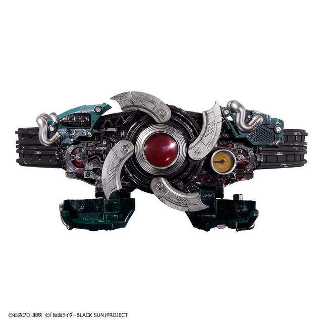 Hình ảnh quảng cáo của đồ chơi Kamen Rider BLACK SUN Complete Selection Modification Henshin Belt Century King Sun Driver ở trạng thái chưa biến hình.