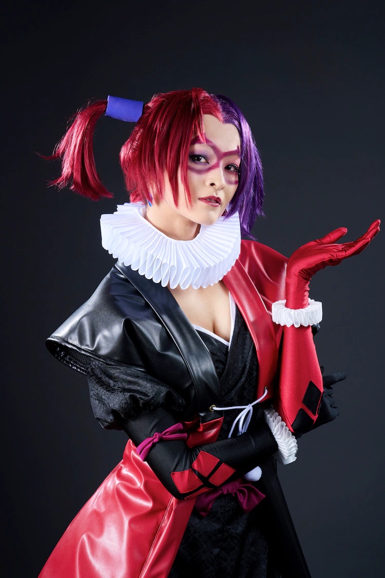 Ein Promo-Foto von Schauspieler Minami Tsukui in vollem Kostüm und Make-up als Harley Quinn aus dem kommenden Batman Ninja The Show-Bühnenstück.