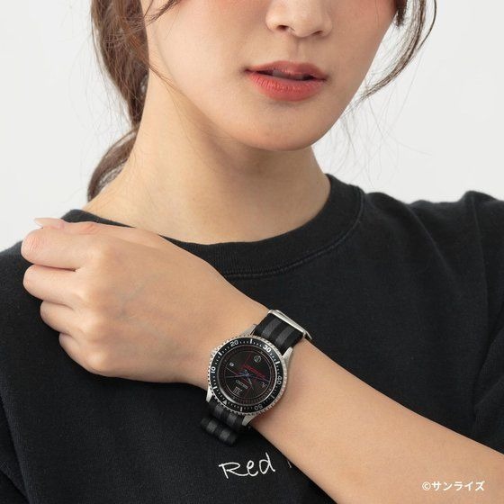 Ein Werbebild der SEIKO x Cowboy Bebop Armbanduhr mit einem weiblichen Model, das die Uhr am Handgelenk trägt.