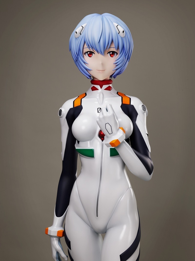 Ein Werbebild der 1: 1-Figur von Rei Ayanami aus F: NEX mit einer mittleren Ansicht der Figur von vorne gesehen.