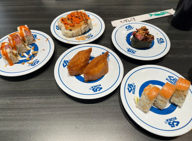 Platos giratorios para barra de sushi Kura