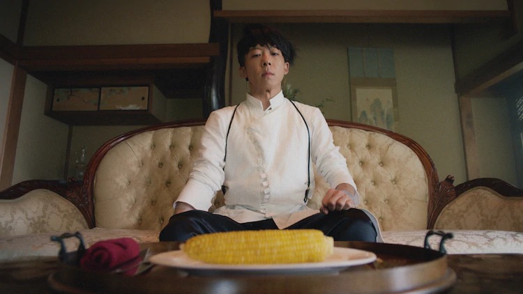 El autor de manga Kishibe Rohan (interpretado por el actor Issei Takahashi) observa un plato de mazorcas de maíz en una escena del drama televisivo de acción en vivo Así habló Kishibe Rohan.