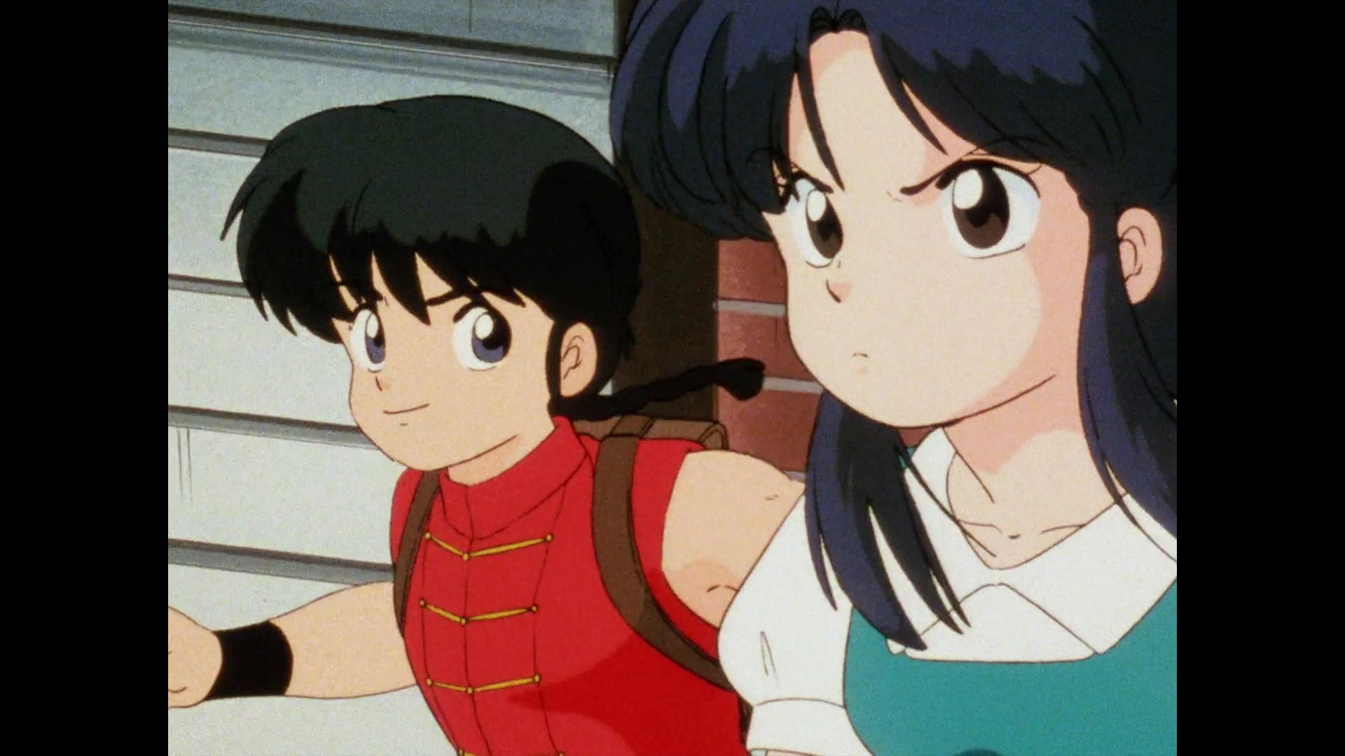 Ranma Saotome und Akane Tendo teilen sich einen Moment, während sie in einer Szene aus dem TV-Anime Ranma 1/2 zur Schule joggen.