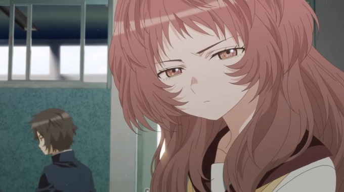 Ai Mie blinzelt, um in einer Szene aus dem kommenden TV-Anime „The Girl I Like Forgot Her Glasses“ klarer zu sehen.