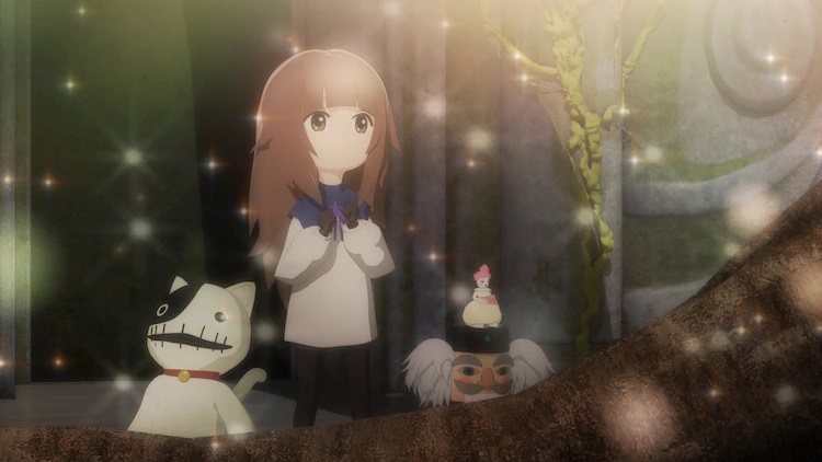 Alice und ihre sprechenden Spielzeuggefährten werden von der Musik in einer Szene aus dem kommenden Anime-Kinofilm DEEMO Memorial Keys mystifiziert.